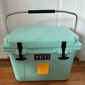 YETI Roadie 20 Cooler Seafoam
